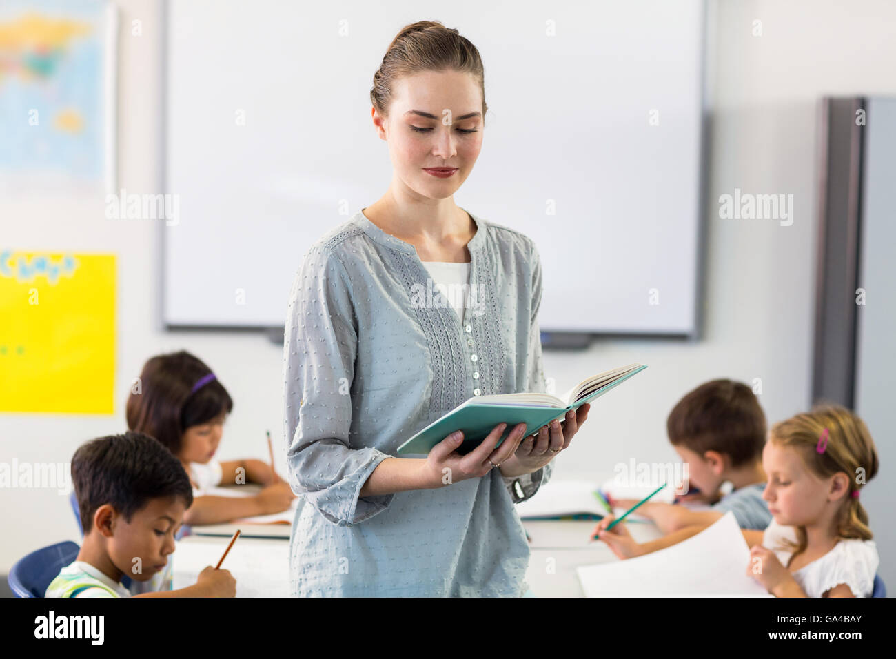 Lehrer unterrichten Schüler im Klassenzimmer Stockfoto