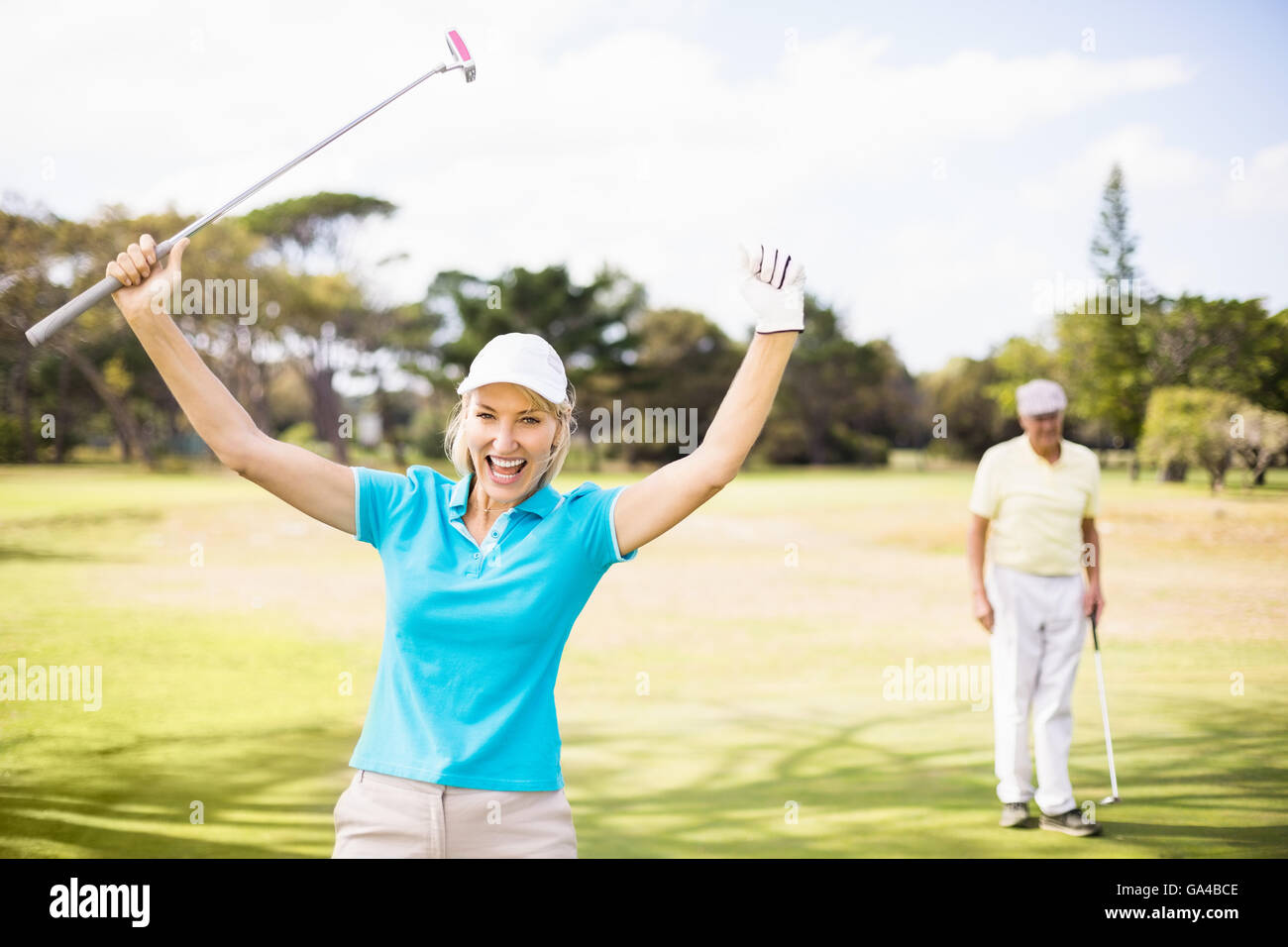 Portrait von fröhlichen Golfer Frau mit erhobenen Armen Stockfoto