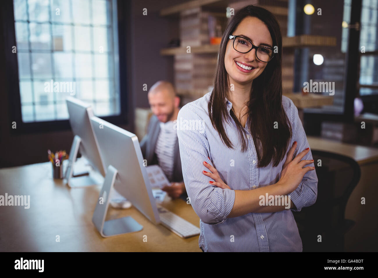 Geschäftsfrau Standby Schalter beim Kollegen im Hintergrund Stockfoto