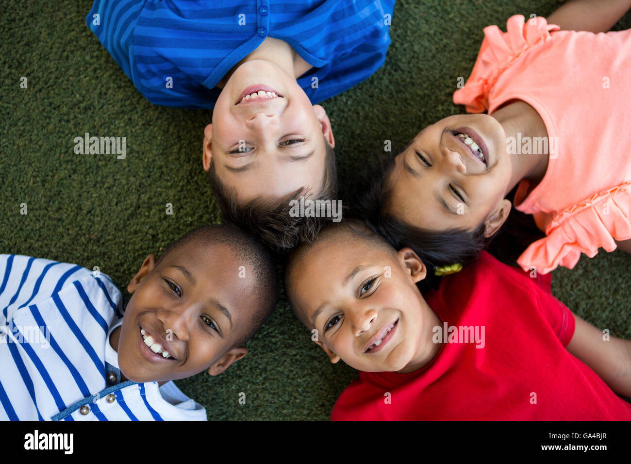 Hohen Winkel Porträt von glücklichen Kindern bilden huddle Stockfoto