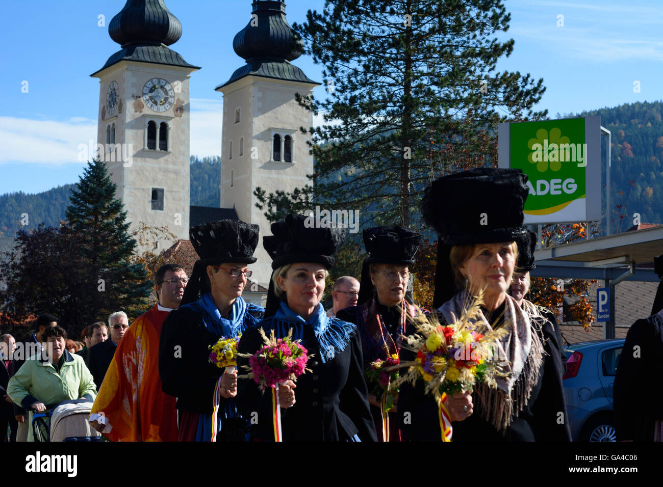 Gurker Dom: Prozession zum Erntedankfest, Frauen in Tracht, Gurk, Österreich, Kärnten, Carinthia, Stockfoto