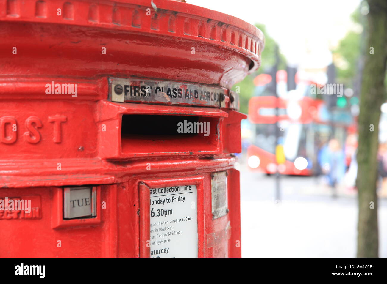 Einen roten Briefkasten auf der berühmten Oxford Street in central London, England, UK Stockfoto