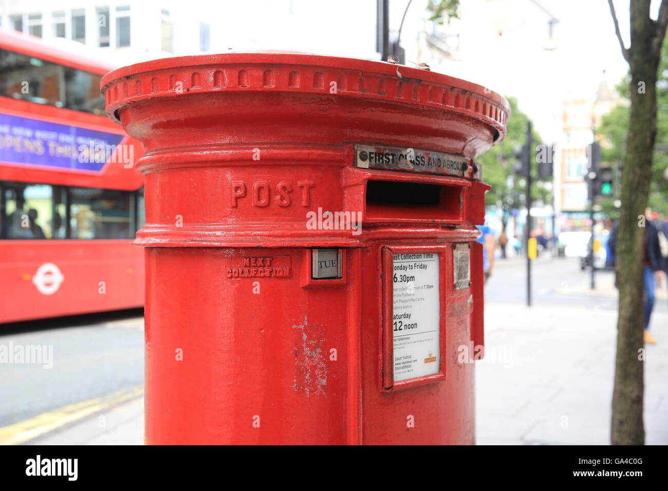 Einen roten Briefkasten auf der berühmten Oxford Street in central London, England, UK Stockfoto