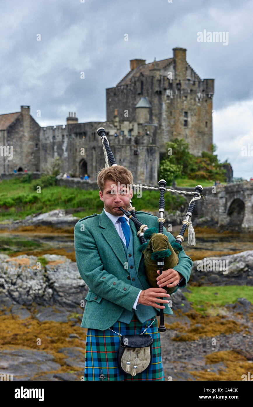 Eilean Donan Castle liegt auf der Eilean Donan eine kleine Gezeiten-Insel treffen sich drei Seen Stockfoto