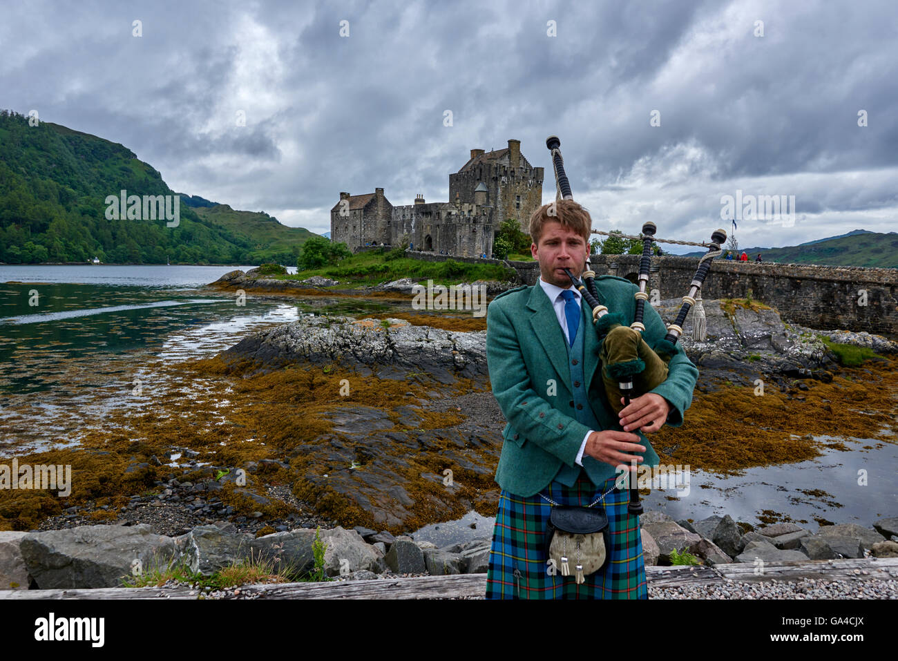 Eilean Donan Castle liegt auf der Eilean Donan eine kleine Gezeiten-Insel treffen sich drei Seen Stockfoto