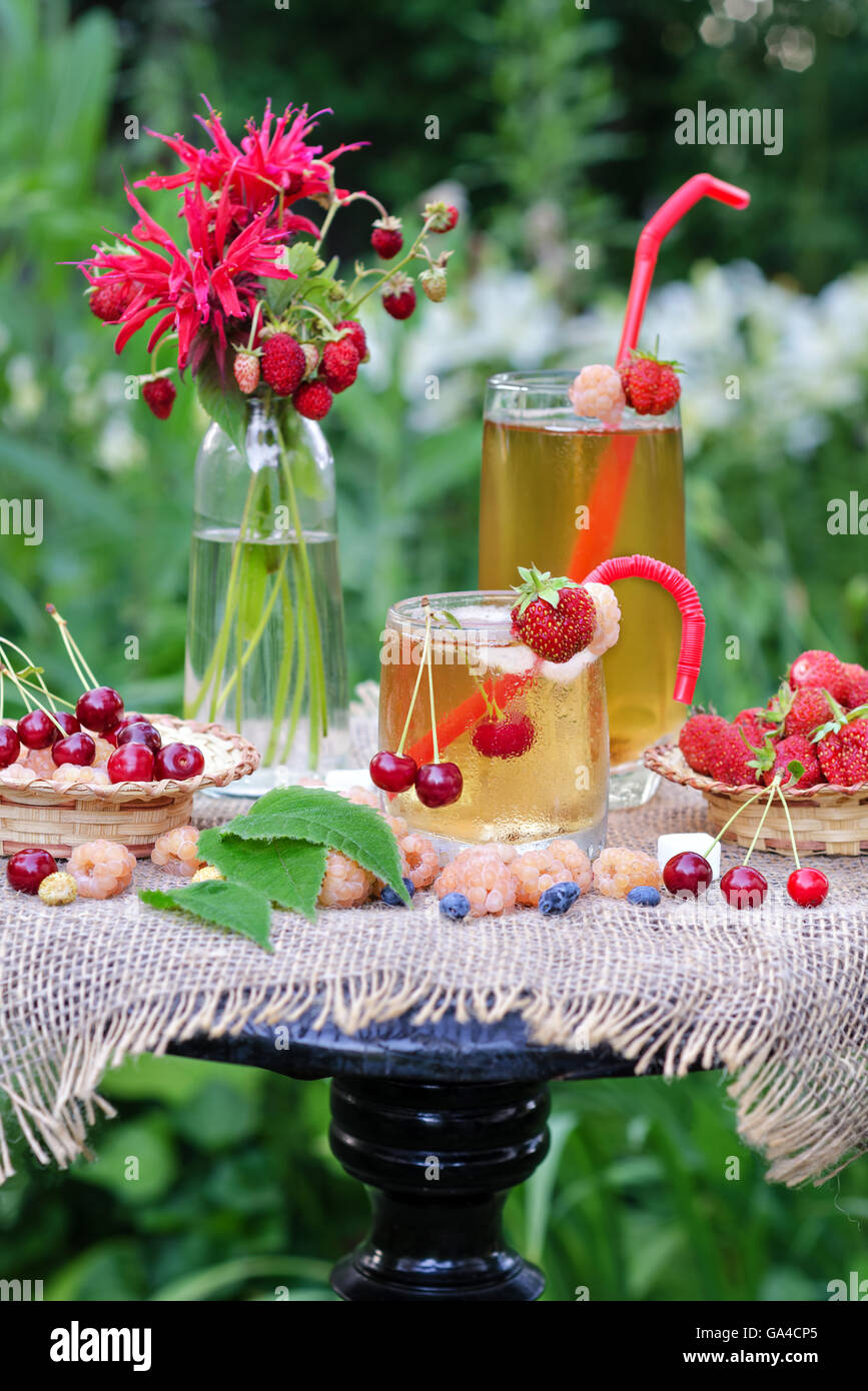 Kalter Tee mit Bergamotte und Beeren Stockfoto