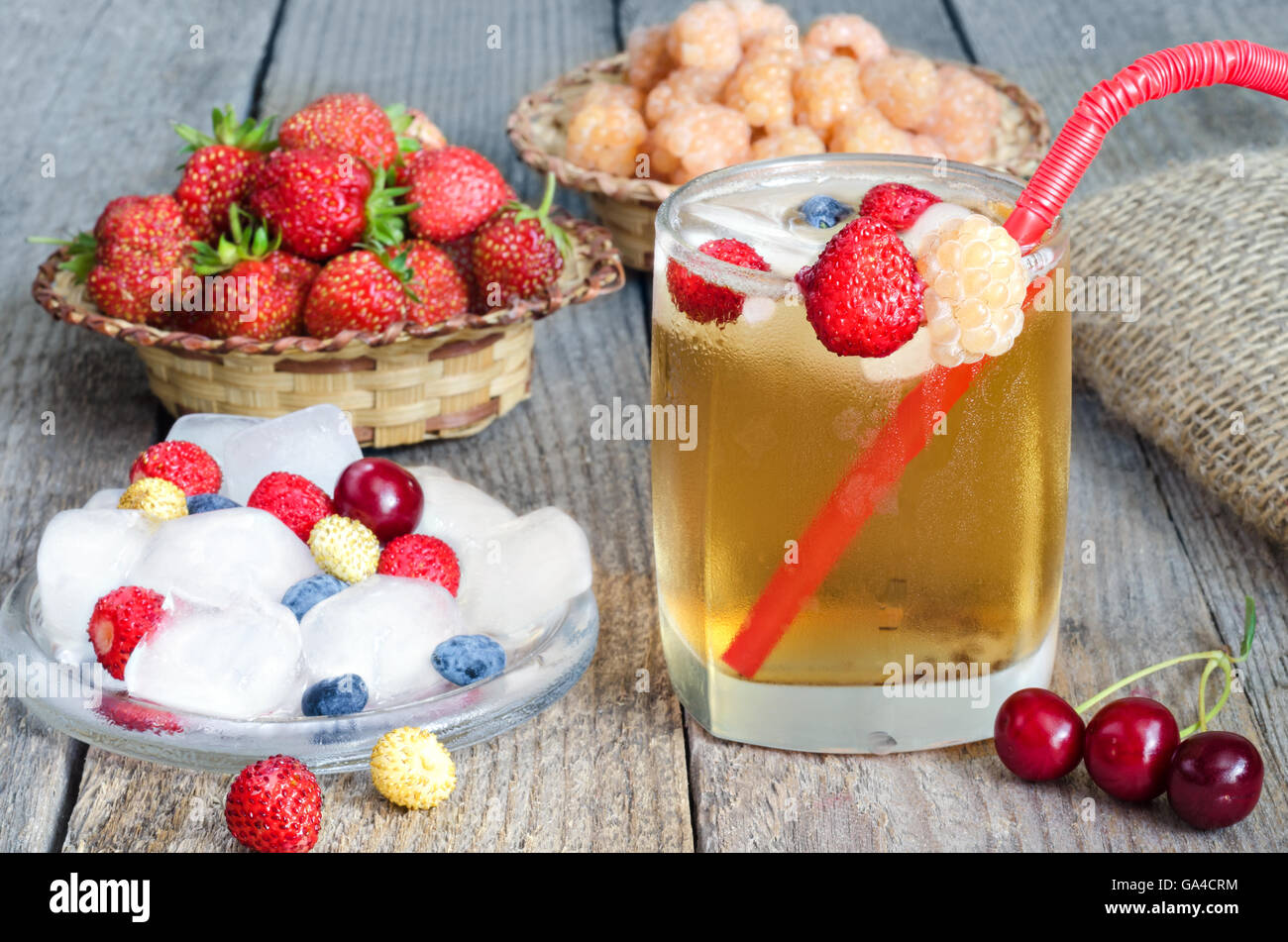 Eistee und Beeren Stockfoto