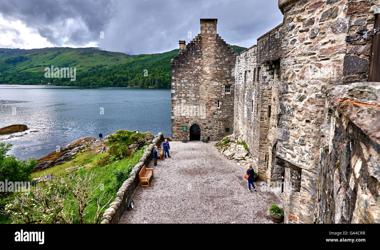 Eilean Donan Castle liegt auf der Eilean Donan eine kleine Gezeiten-Insel treffen sich drei Seen Stockfoto