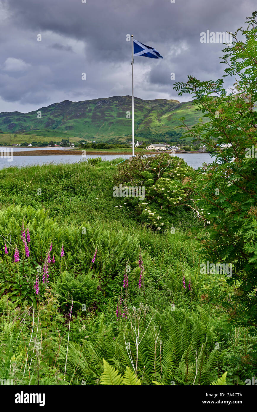 Eilean Donan Castle liegt auf der Eilean Donan eine kleine Gezeiten-Insel treffen sich drei Seen Stockfoto