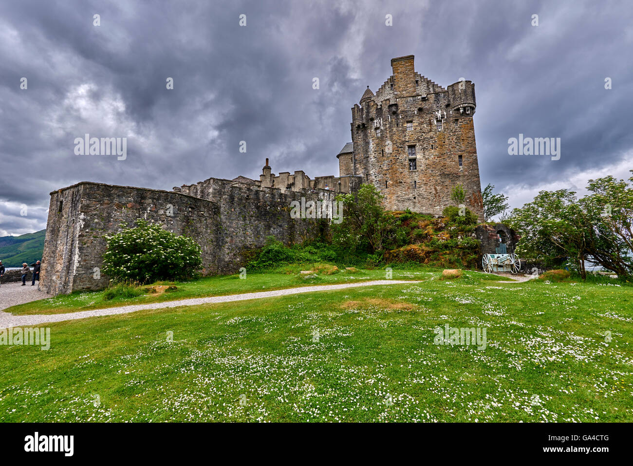 Eilean Donan Castle liegt auf der Eilean Donan eine kleine Gezeiten-Insel treffen sich drei Seen Stockfoto