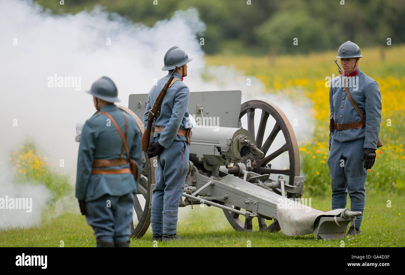 Französische Soldaten im ersten Weltkrieg Uniformen gekleidet Feuer eine Kanone, die anlässlich der 100. Jahrestag des Beginns der Schlacht an der Somme während einer Zeremonie am Theipval in Nordfrankreich Stockfoto