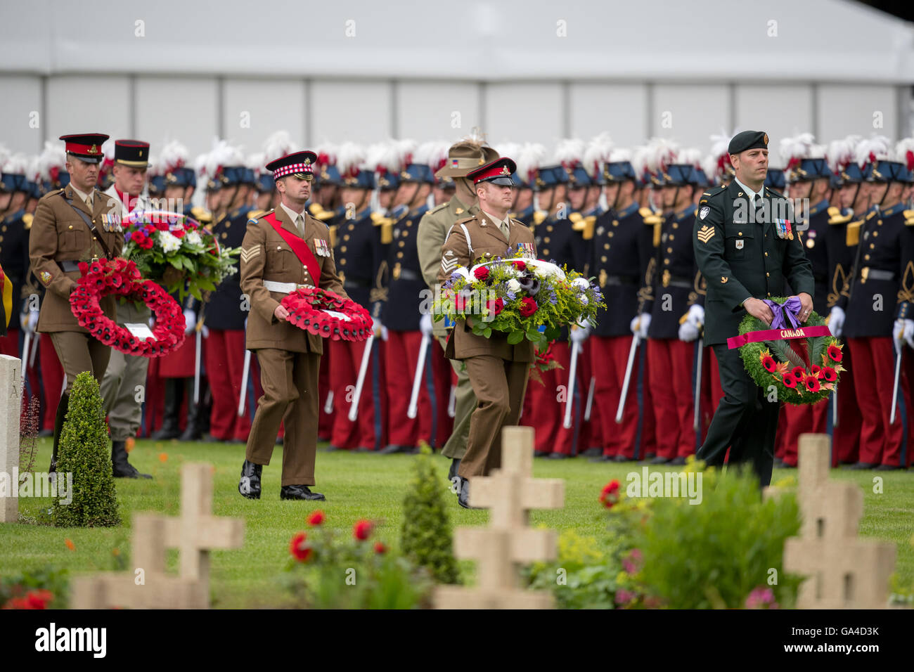 Britisch, Französisch, Australien, Neuseeland und kanadischen Soldaten tragen Kränze während der Zeremonie anlässlich der 100. Jahrestag des Beginns der Schlacht an der Somme der Theipval im Norden Frankreichs. Stockfoto