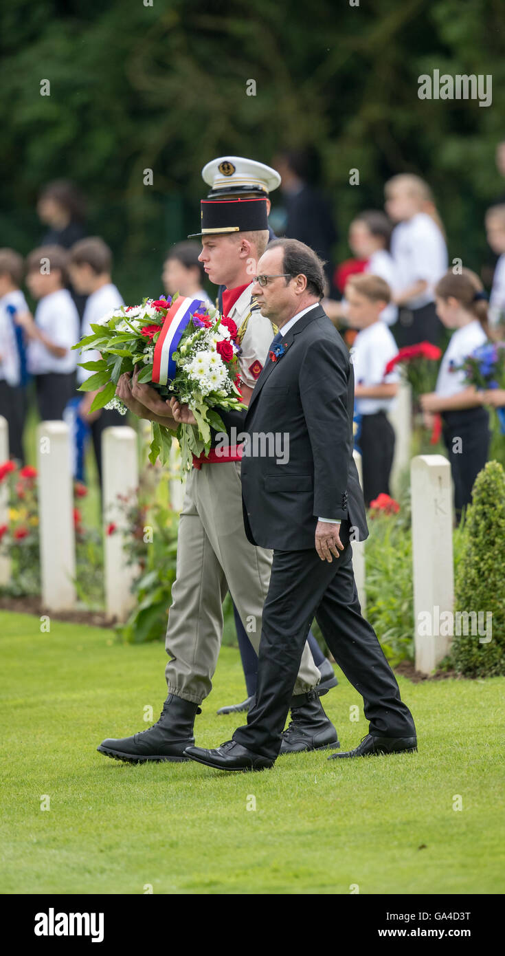 Der französische Präsident Francoise Hollande bereitet einen Kranz zu legen, während der Zeremonie anlässlich der 100. Jahrestag des Beginns der Schlacht an der Somme bei Theipval in Nordfrankreich Stockfoto