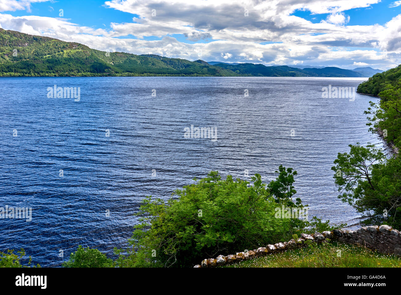 Urquhart Castle sitzt neben Loch Ness in den Highlands von Schottland Stockfoto