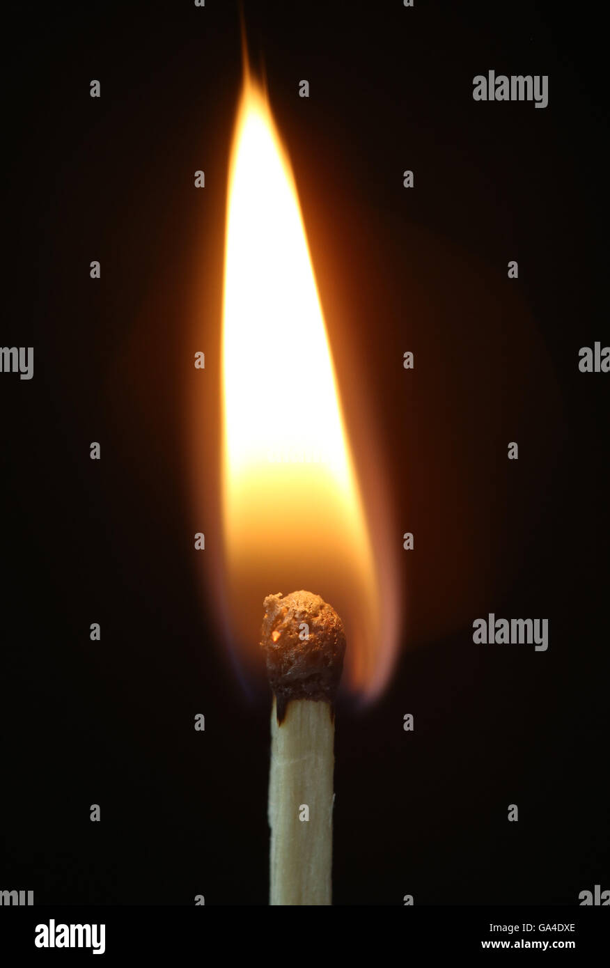 Ein Struck überein, gerade mit seiner Flamme senkrecht nach oben gehalten wird. Stockfoto
