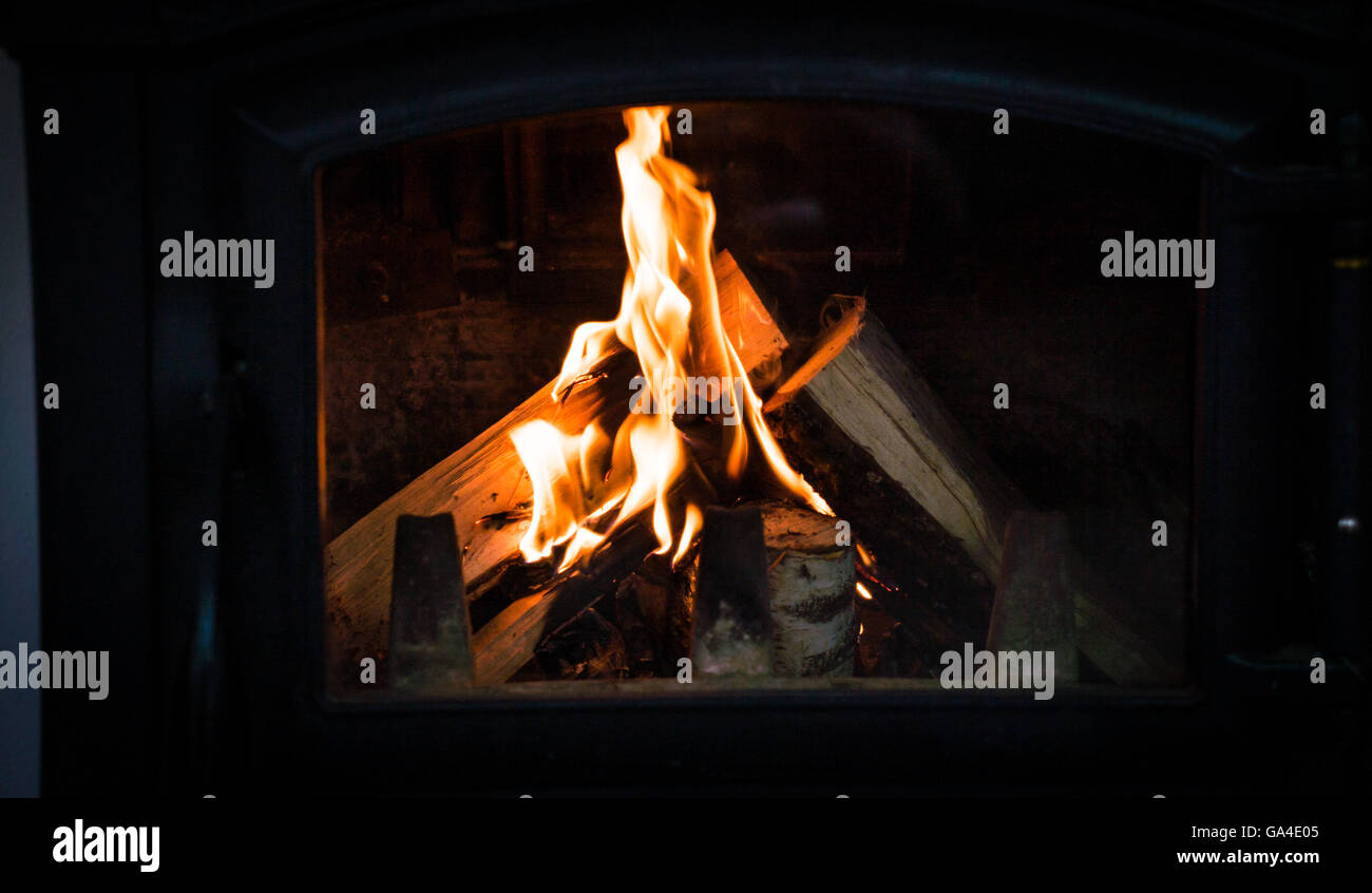 Glühende Stücke Holz verbrennen im Kamin Stockfoto