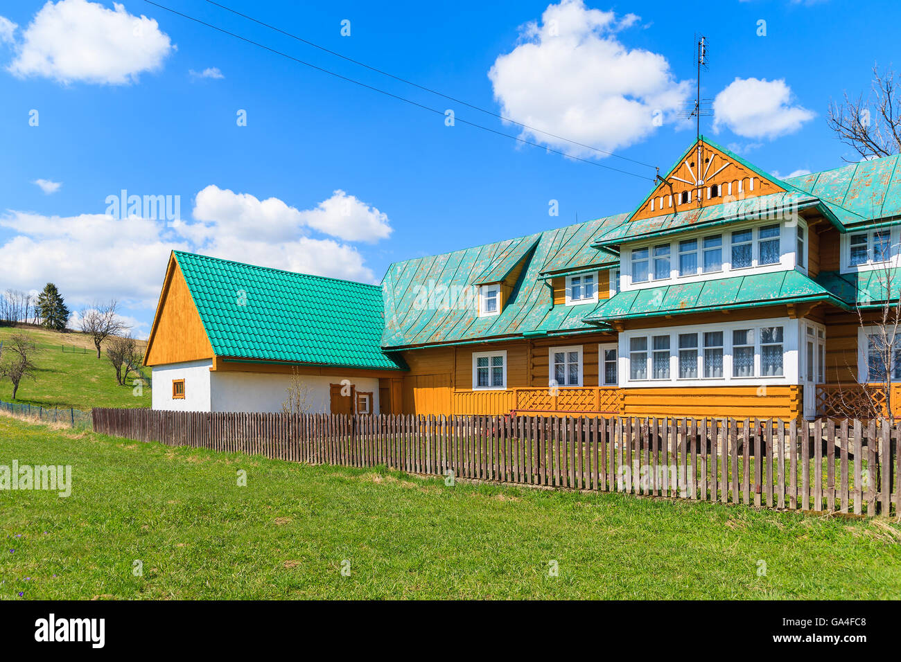 Typisches Holzhaus auf grüner Wiese in Chocholow Dorf, Tatra-Gebirge, Polen Stockfoto