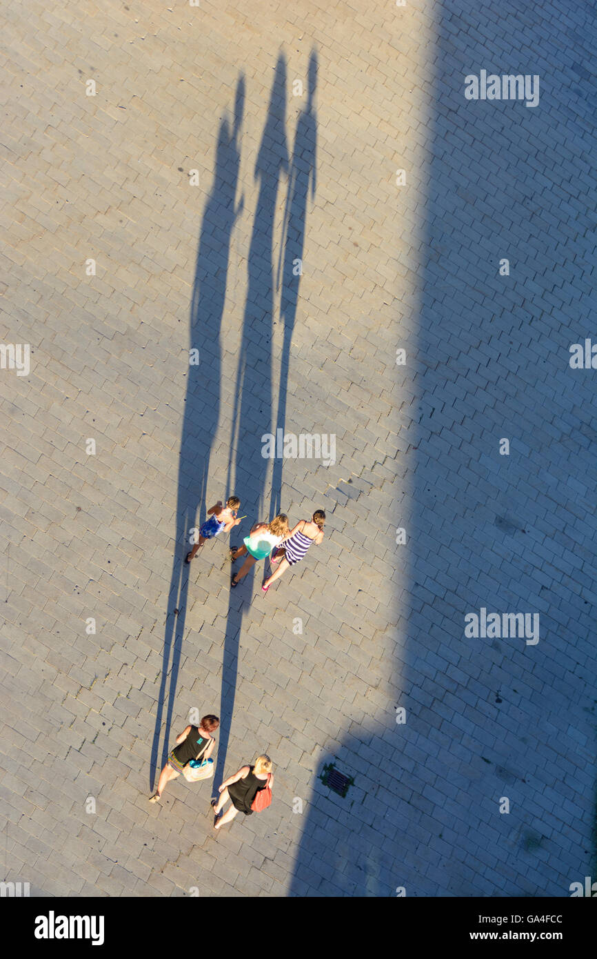 Wien, Wien 2 Frauen, 3 Mädchen, die zu Fuß, Schatten lange Austria Wien Stockfoto