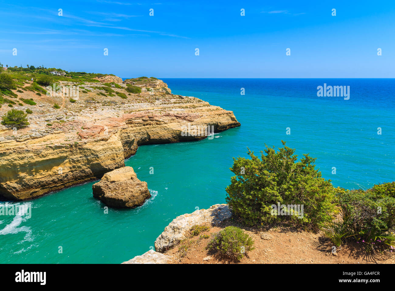 Meer, die Bucht mit azurblauen Meerwasser an der portugiesischen Küste in der Nähe Carvoeiro Algarve-region Stockfoto