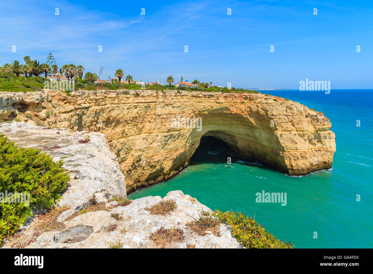 Blick auf Meereshöhle auf der Küste von Portugal, Algarve-region Stockfoto