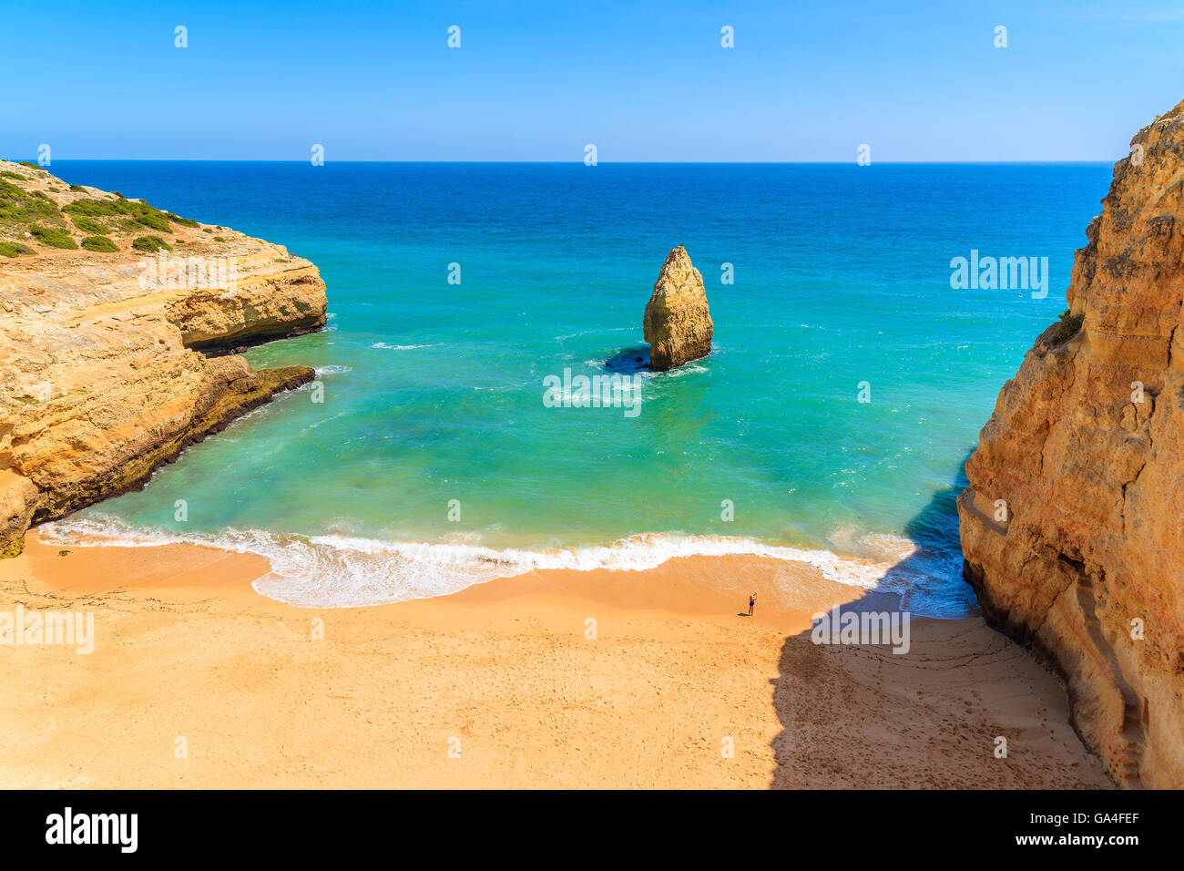 Wunderschönen Praia do Carvalho Strand mit goldenen Felsen ...