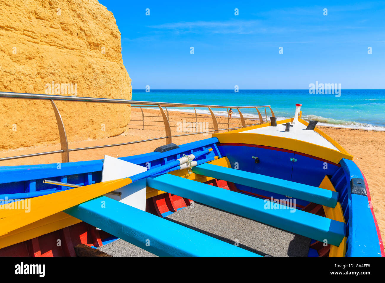 Fischerboot am Strand von Benagil, Portugal Stockfoto