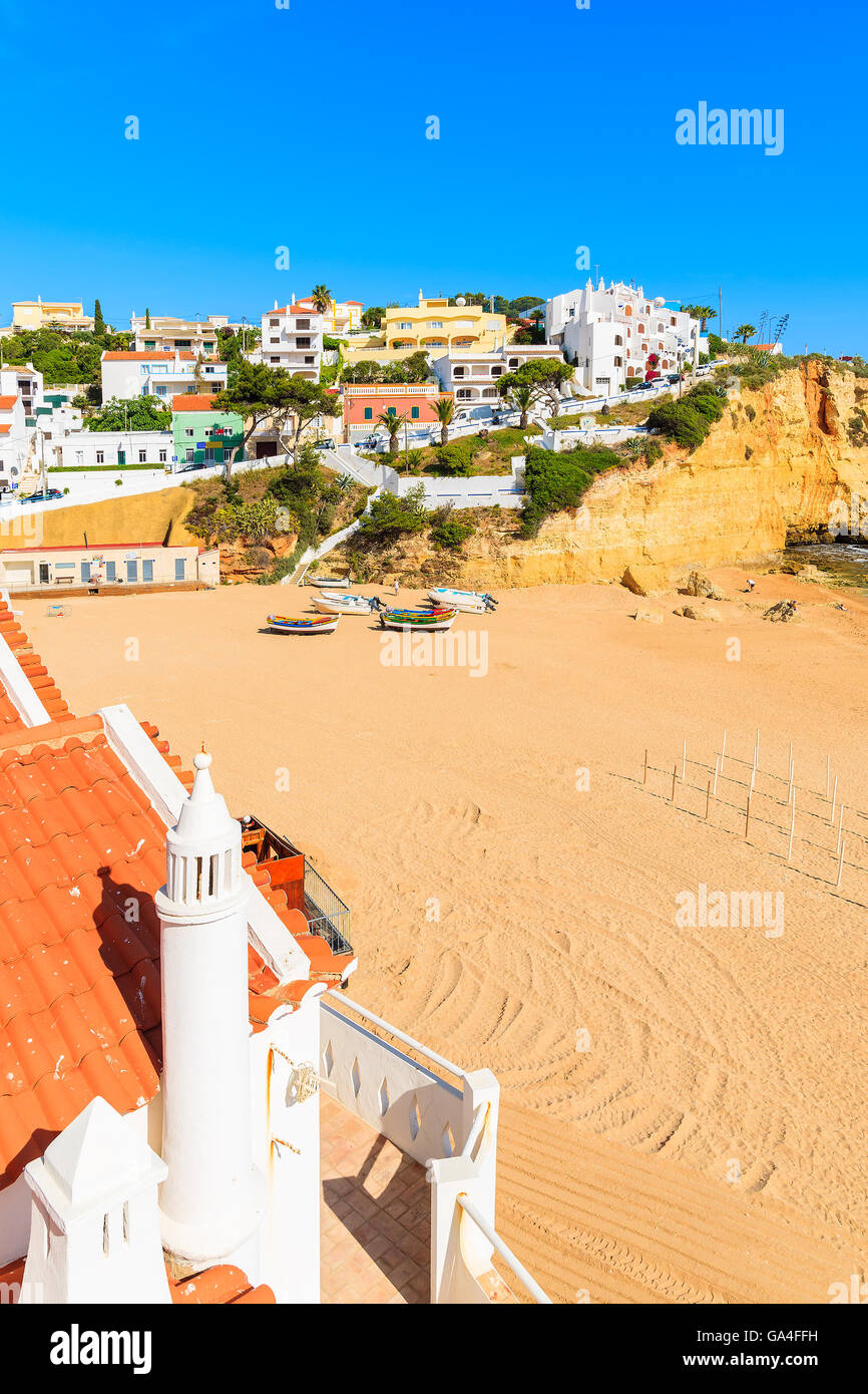 Ein Blick auf Sandstrand Carvoeiro und typische Häuser auf Hügel, Portugal Stockfoto