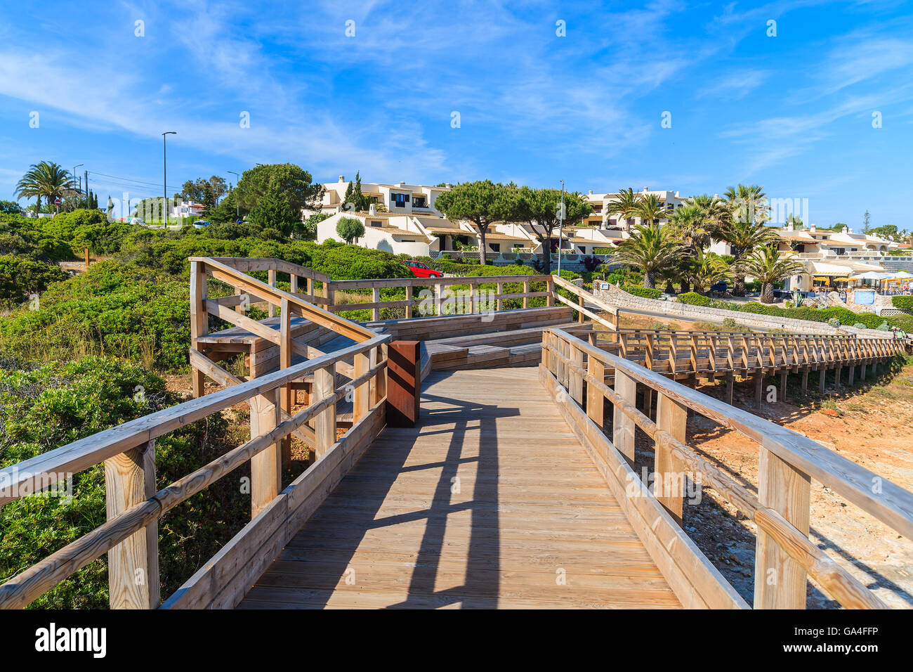 Holzsteg aus Ozeanküste Stadt Carvoeiro, Portugal Stockfoto