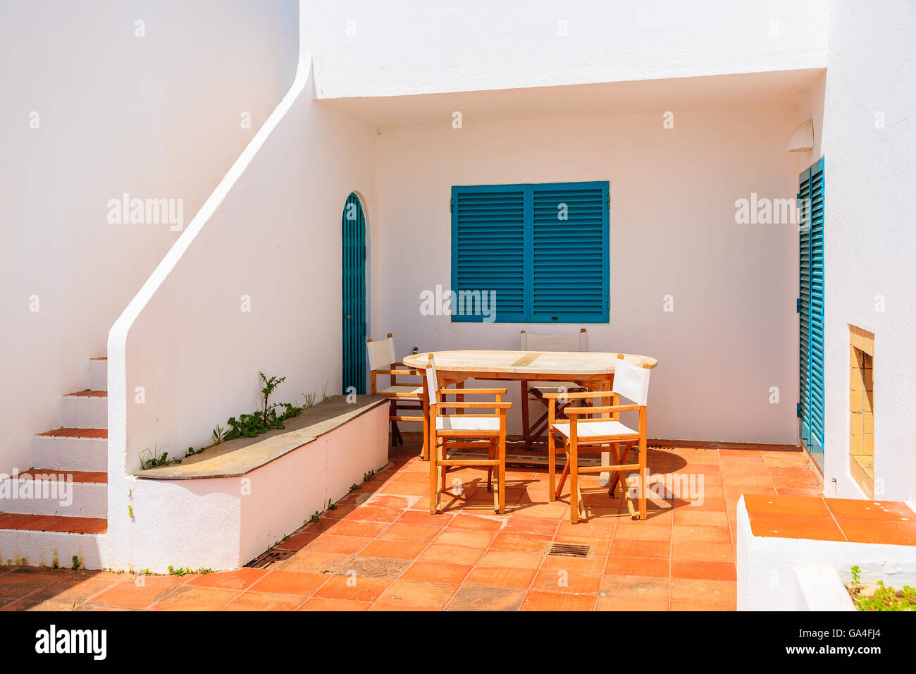 Tisch mit Stühlen auf der Terrasse des Ferienhauses in Alvor Stadt, Region Algarve, Portugal Stockfoto