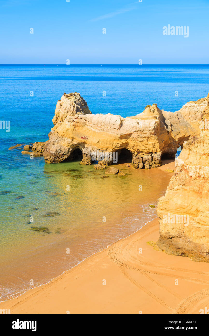 Felsen am Sandstrand von Praia da Rocha in Portimao und Blick auf Meer, Portugal Stockfoto
