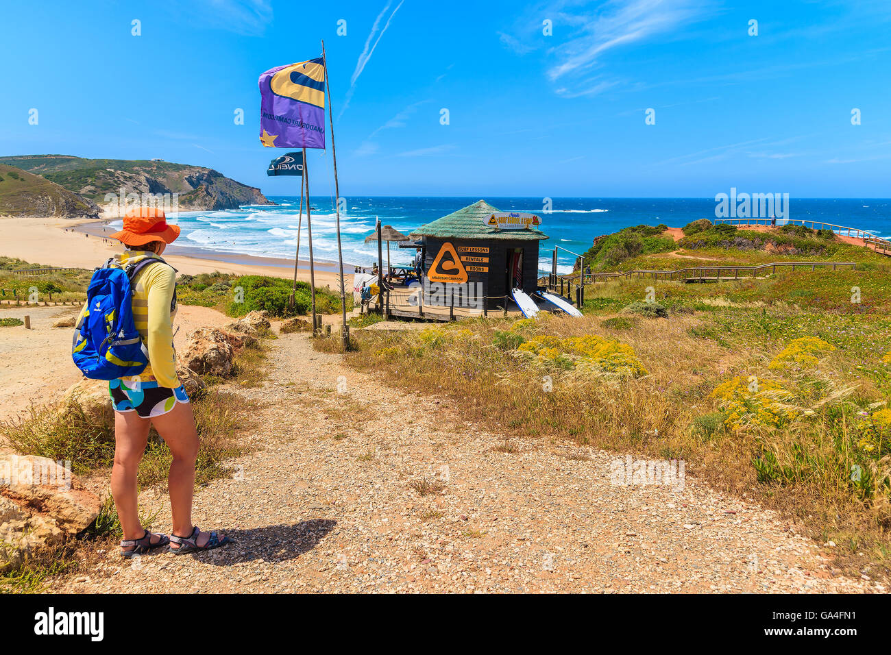 AMADO BEACH, PORTUGAL - 15. Mai 2015: Junge Frau Tourist am Wanderweg nach Praia do Amado Beach im Frühjahr, die Region Algarve, Portugal. Diese Gegend ist berühmt Surfen in ganze Portugal statt. Stockfoto