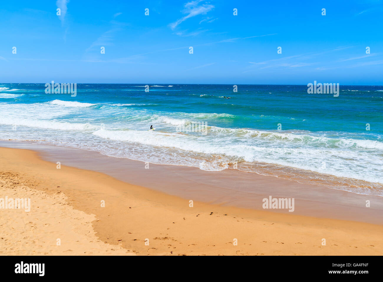 Ein Blick auf Sandstrand Praia Amado Strand bei Surfern im Meer, Portugal Stockfoto