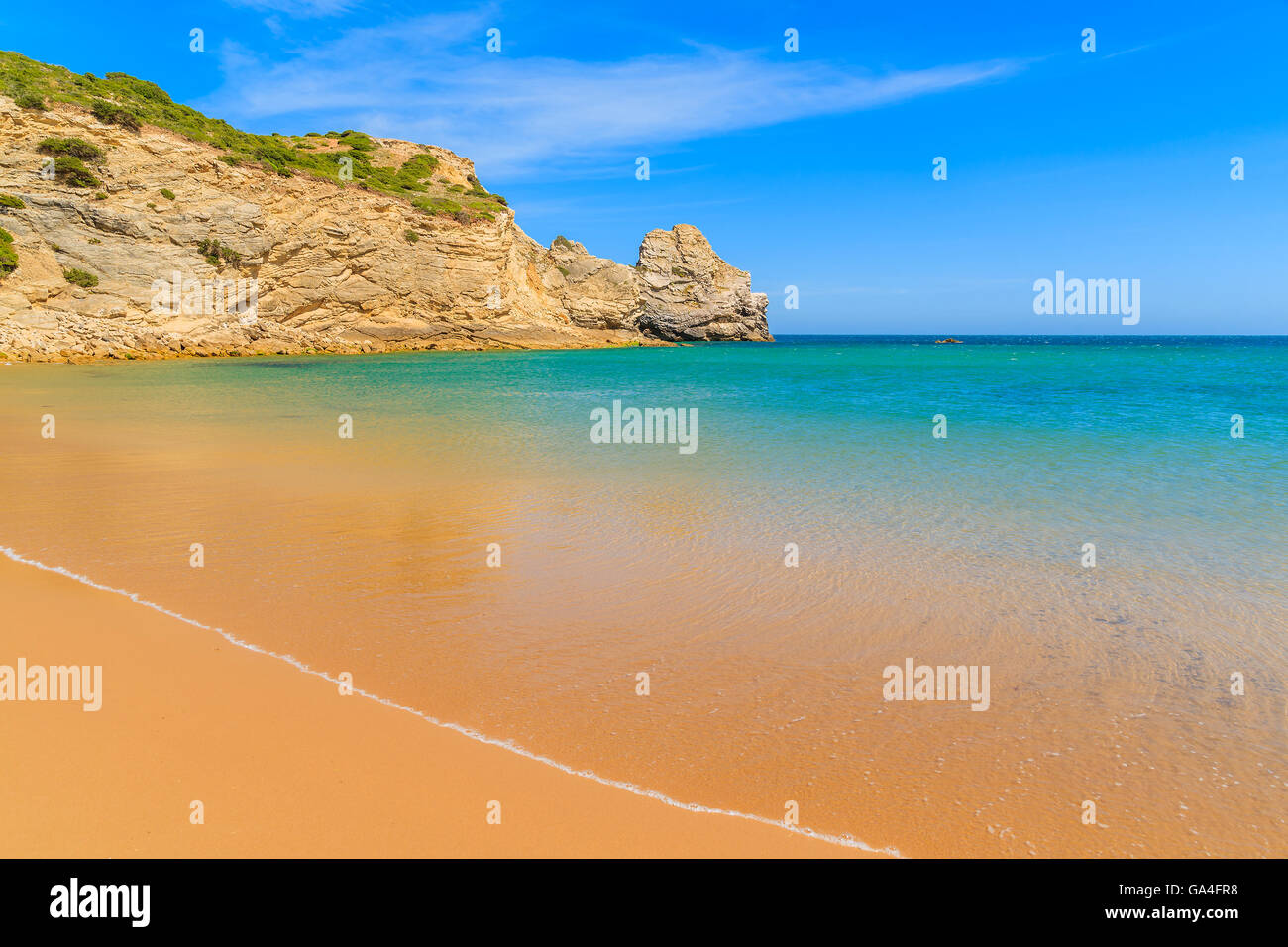 Kristallklares Meerwasser am Praia Barranco Strand, Region Algarve, Portugal Stockfoto