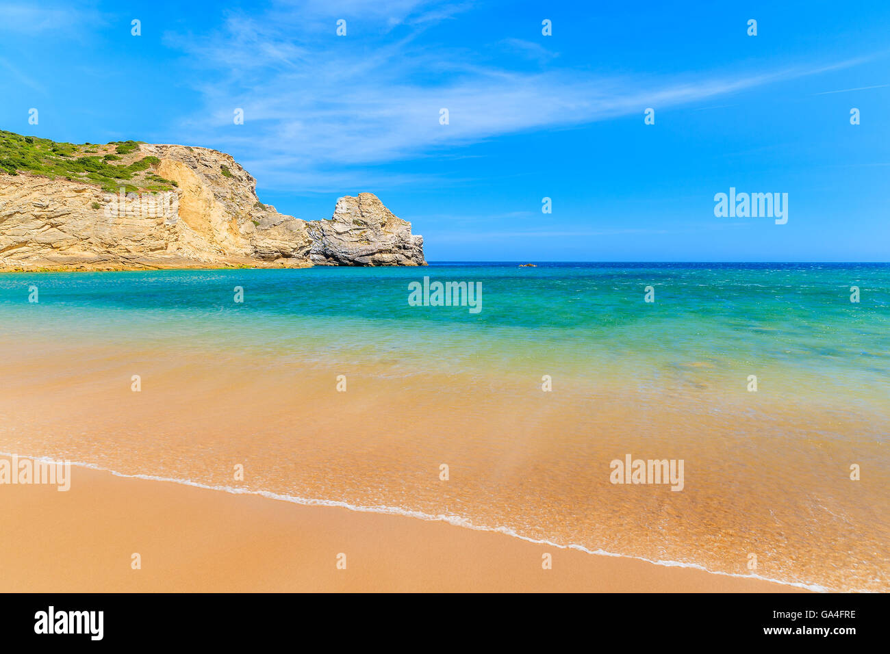 Meerwelle am goldenen Sandstrand Barranco auf der westlichen Küste von Portugal Stockfoto