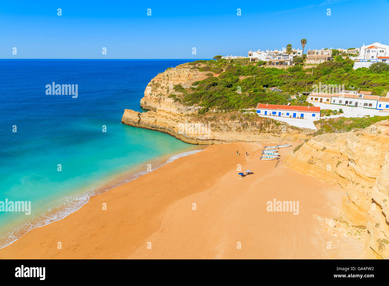 Ansicht von Paradise Beach mit türkisfarbenen Meerwasser in Benagil Fischerdorf, Algarve, Portugal Stockfoto