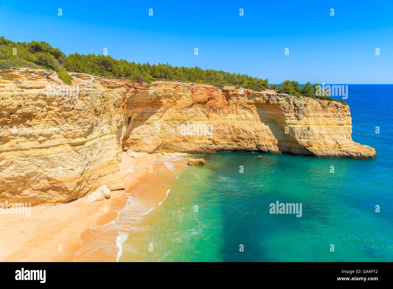 Einsamen Strand und Klippen an der portugiesischen Küste in der Nähe von Carvoeiro Stadt Stockfoto