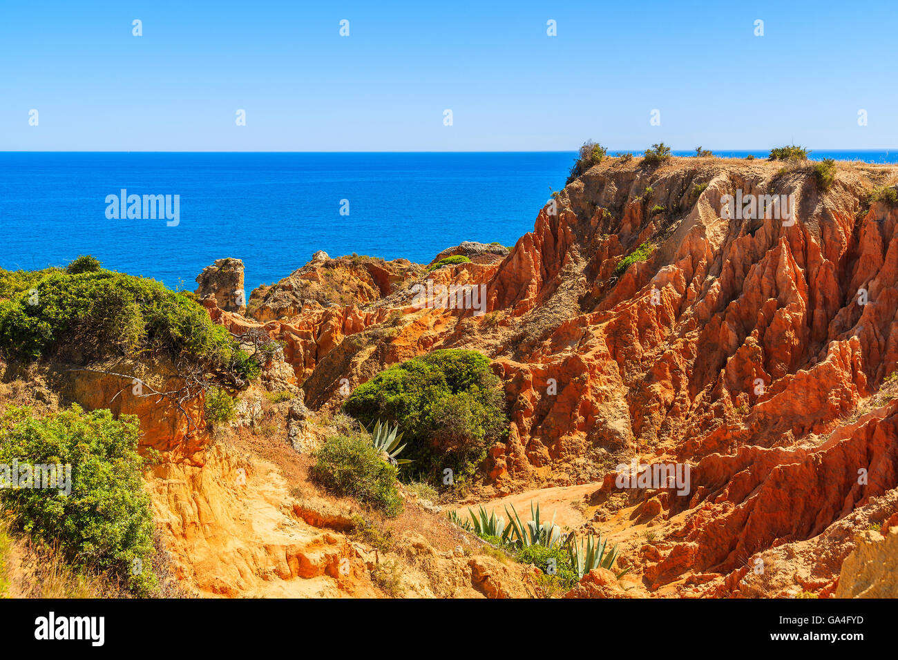 Roten Felsen an der Küste von Portugal am Strand von Praia de Marinha, Algarve-region Stockfoto