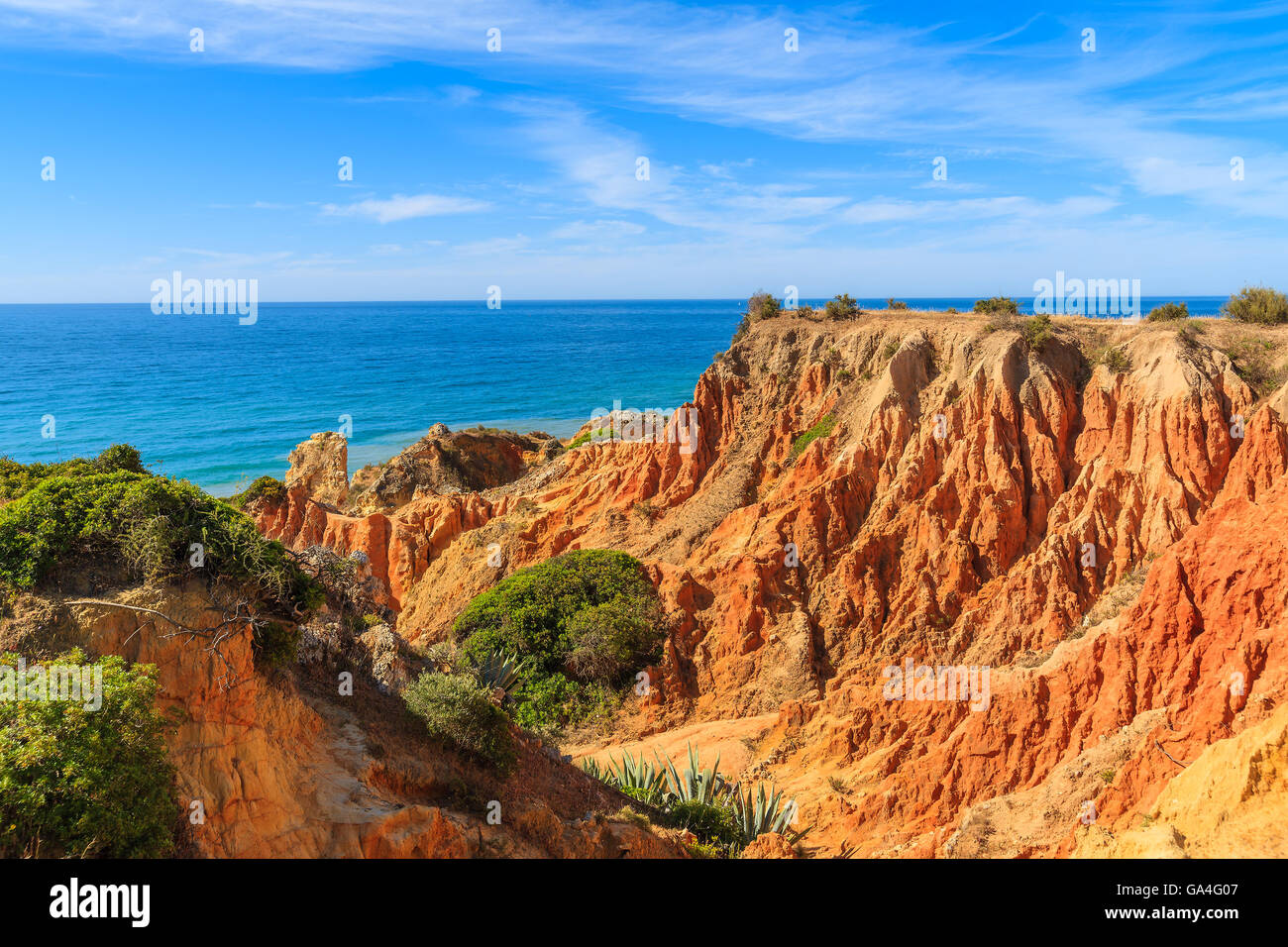Roten Felsen an der Küste von Portugal am Strand von Praia de Marinha, Algarve-region Stockfoto