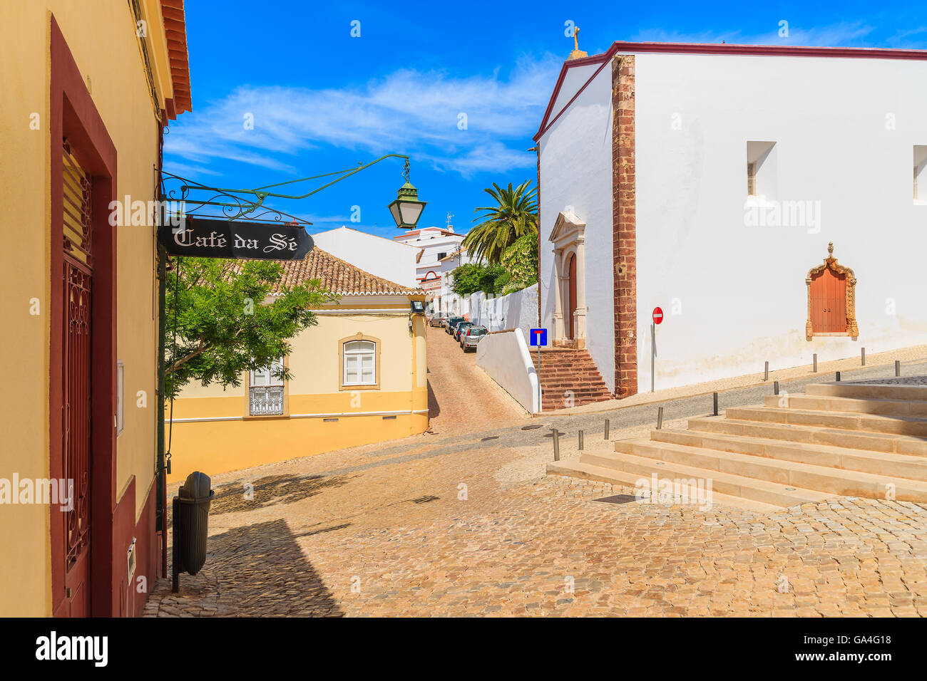 Stadt SILVES, PORTUGAL - 17. Mai 2015: Typische Häuser in der Altstadt der Silves, Algarve, Portugal. Silves ist die berühmte Altstadt mit mittelalterlichen Burg, die in der gesamten Region am besten erhalten ist. Stockfoto
