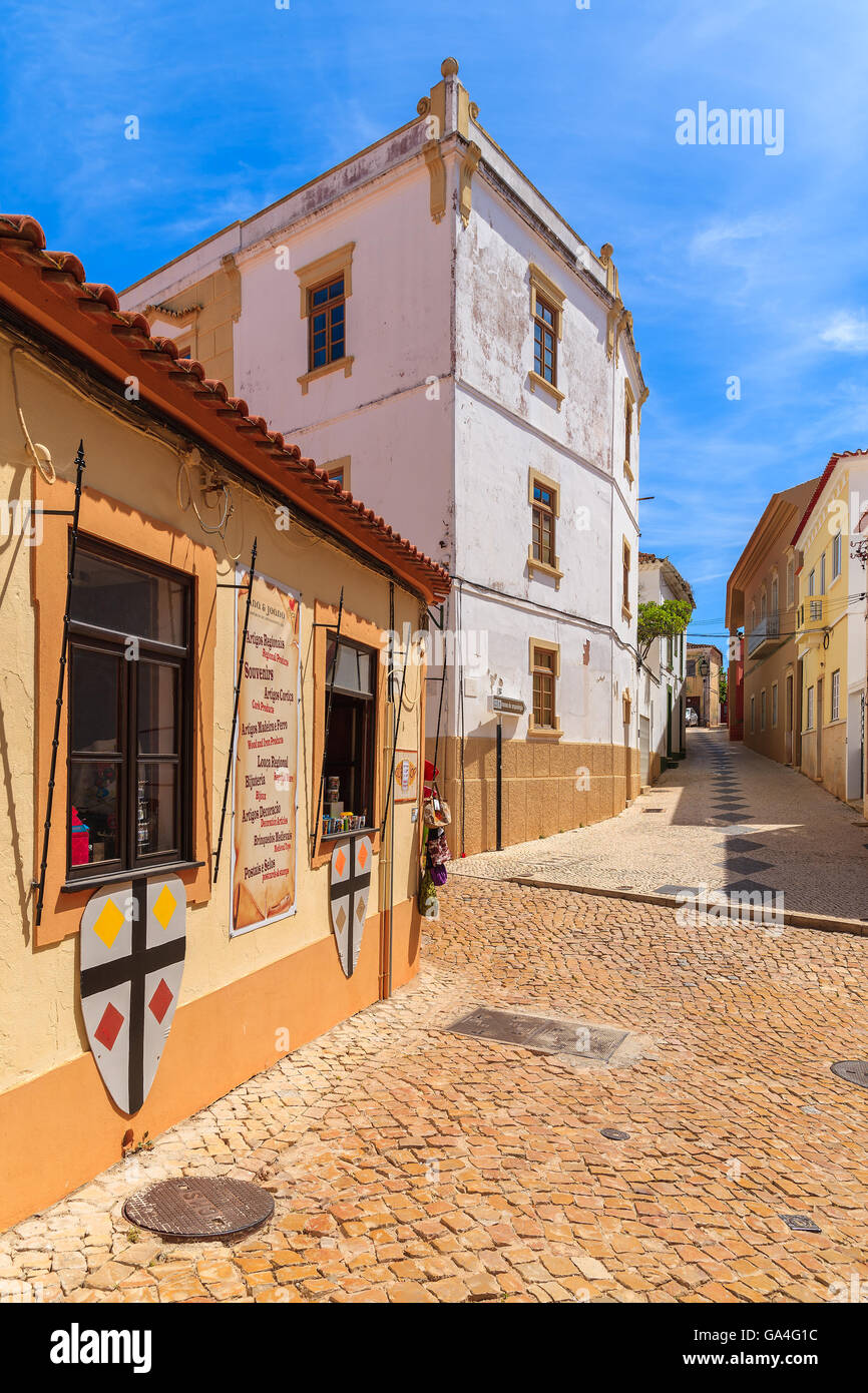 Stadt SILVES, PORTUGAL - 17. Mai 2015: schmale Straße im alten Stadt Silves mit bunten Häusern. Stockfoto