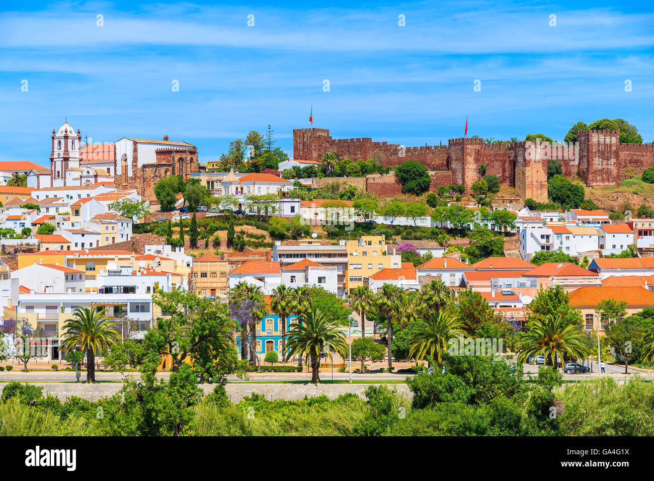 Eine Ansicht von Silves Stadtgebäude mit berühmten Schloss und Kathedrale, Region Algarve, Portugal Stockfoto