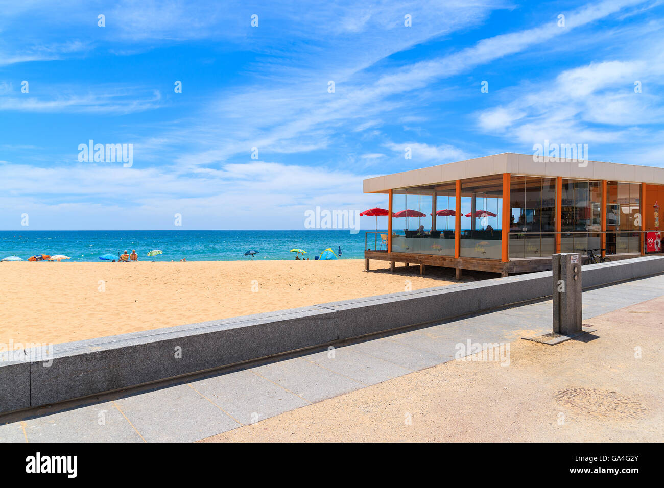 ARMACAO DE PERA BEACH, PORTUGAL - 17. Mai 2015: Restaurant am Strand von Armacao de Pera in Algarve-Region das beliebteste Urlaubsziel in Portugal ist. Stockfoto