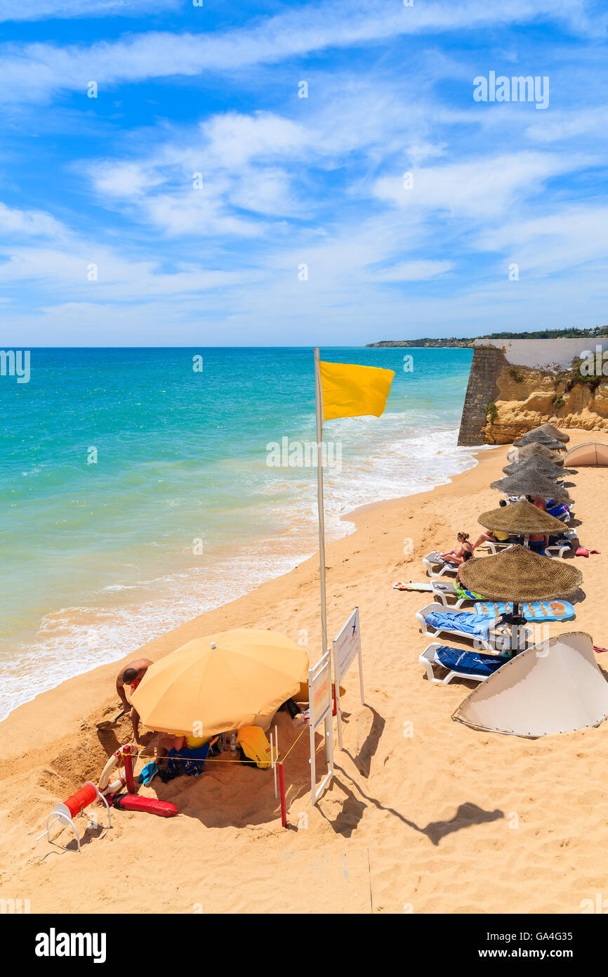 ARMACAO DE PERA BEACH, PORTUGAL - 17. Mai 2015: Strandwache am idyllischen Strand in Armacao de Pera Küstenstadt, die Region Algarve, Portugal Stockfoto