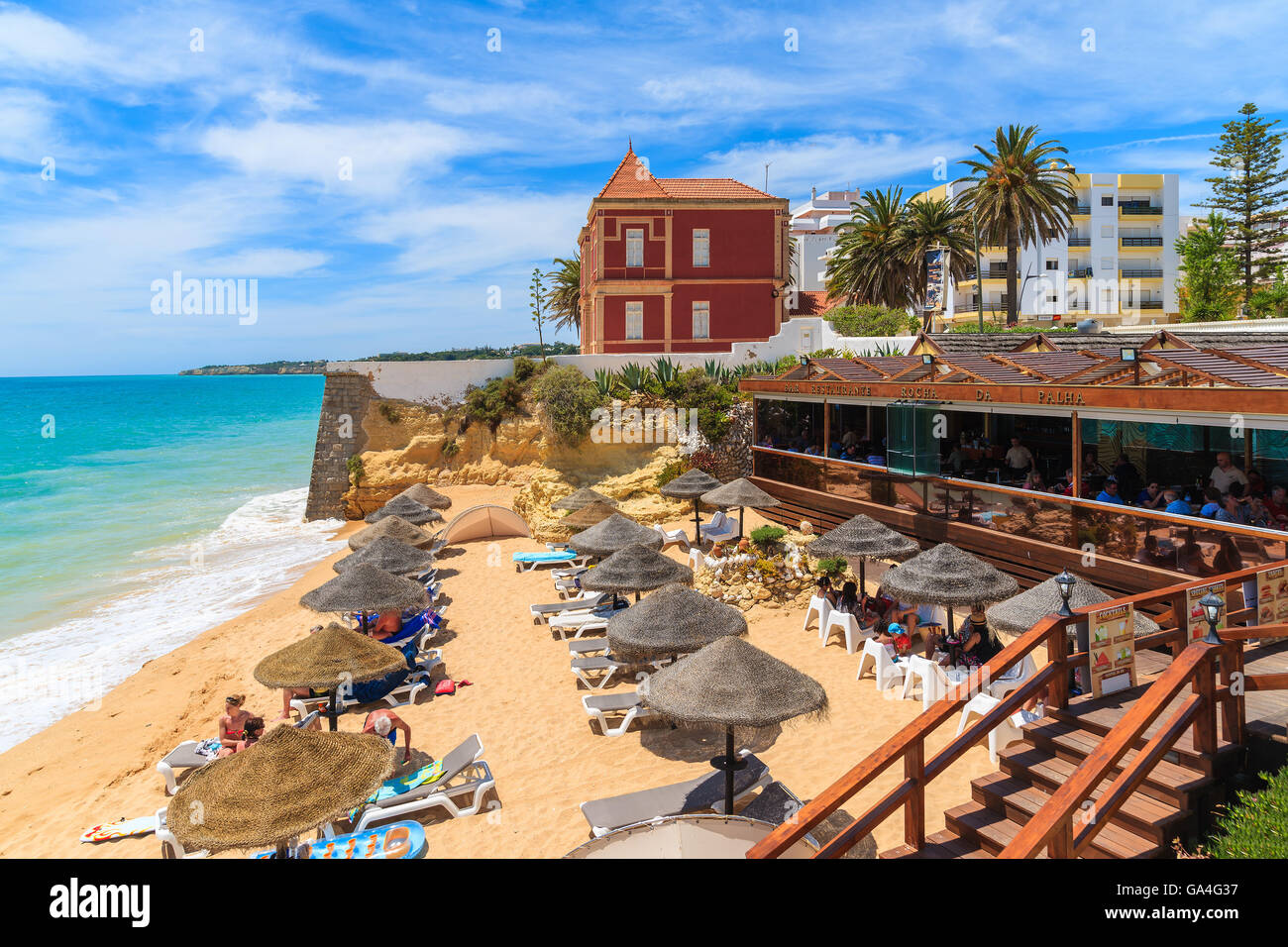ARMACAO DE PERA BEACH, PORTUGAL - 17. Mai 2015: Restaurant am Strand von Armacao de Pera in Algarve-Region das beliebteste Urlaubsziel in Portugal ist. Stockfoto