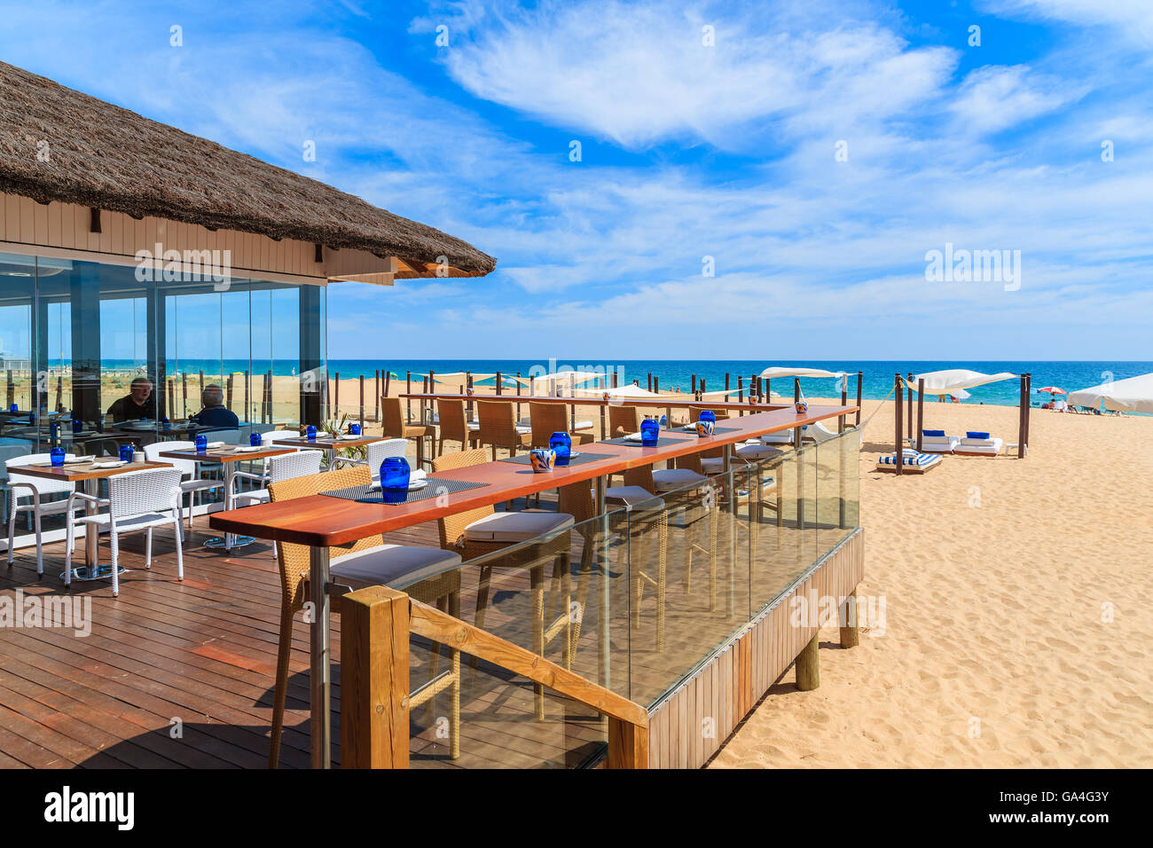 ARMACAO DE PERA BEACH, PORTUGAL - 17. Mai 2015: Terrasse eines Restaurants am Strand von Armacao de Pera in Algarve-Region das beliebteste Urlaubsziel in Portugal ist. Stockfoto