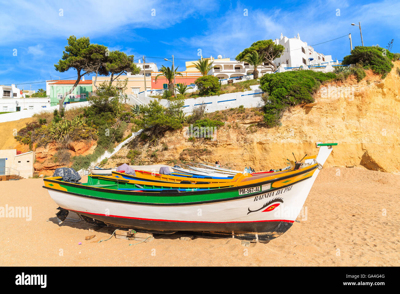 Strand von CARVOEIRO, PORTUGAL - 17. Mai 2015: typische Fischerboote am Strand in Carvoeiro Küstendorf. Carvoeiro ist beliebtes Urlaubsziel Urlaubsort an der Algarve-Küste. Stockfoto