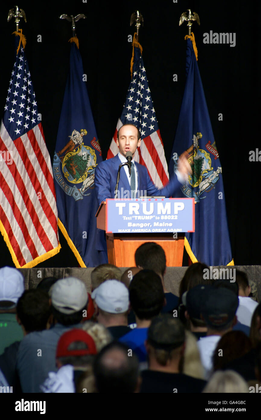 Sephen Miller Berater der Donald Trump Präsidentenkampagne, spricht auf einer Kundgebung in Bangor, Maine. Stockfoto