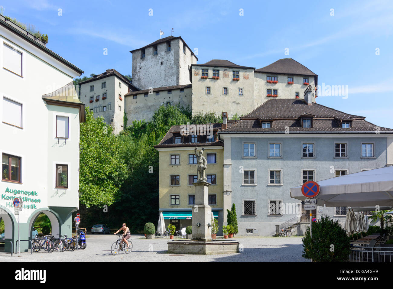 Quadratische Neustadt Feldkirch Montfort Brunnen mit Schattenburg Schloss Österreich Vorarlberg Stockfoto