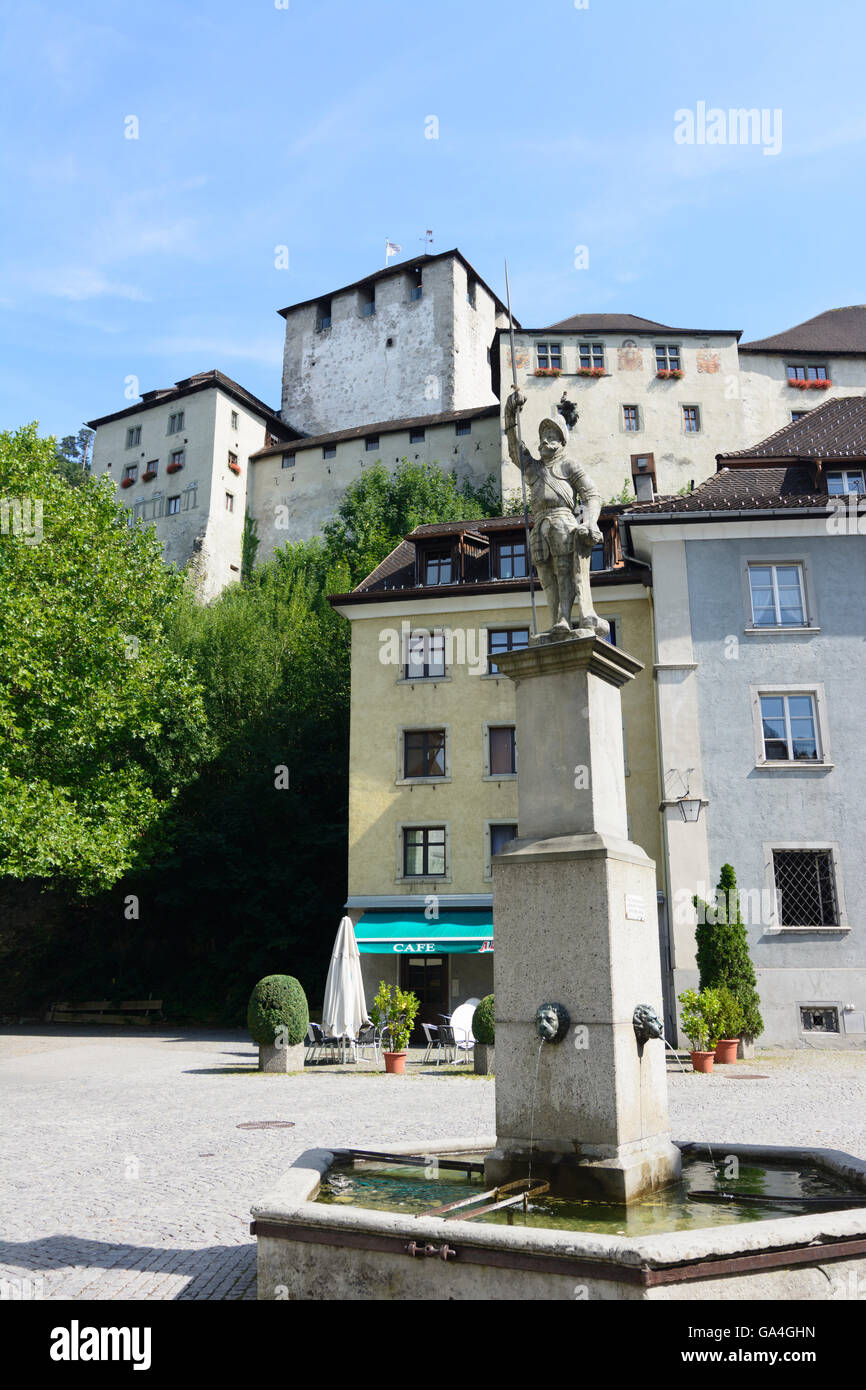 Quadratische Neustadt Feldkirch Montfort Brunnen mit Schattenburg Schloss Österreich Vorarlberg Stockfoto