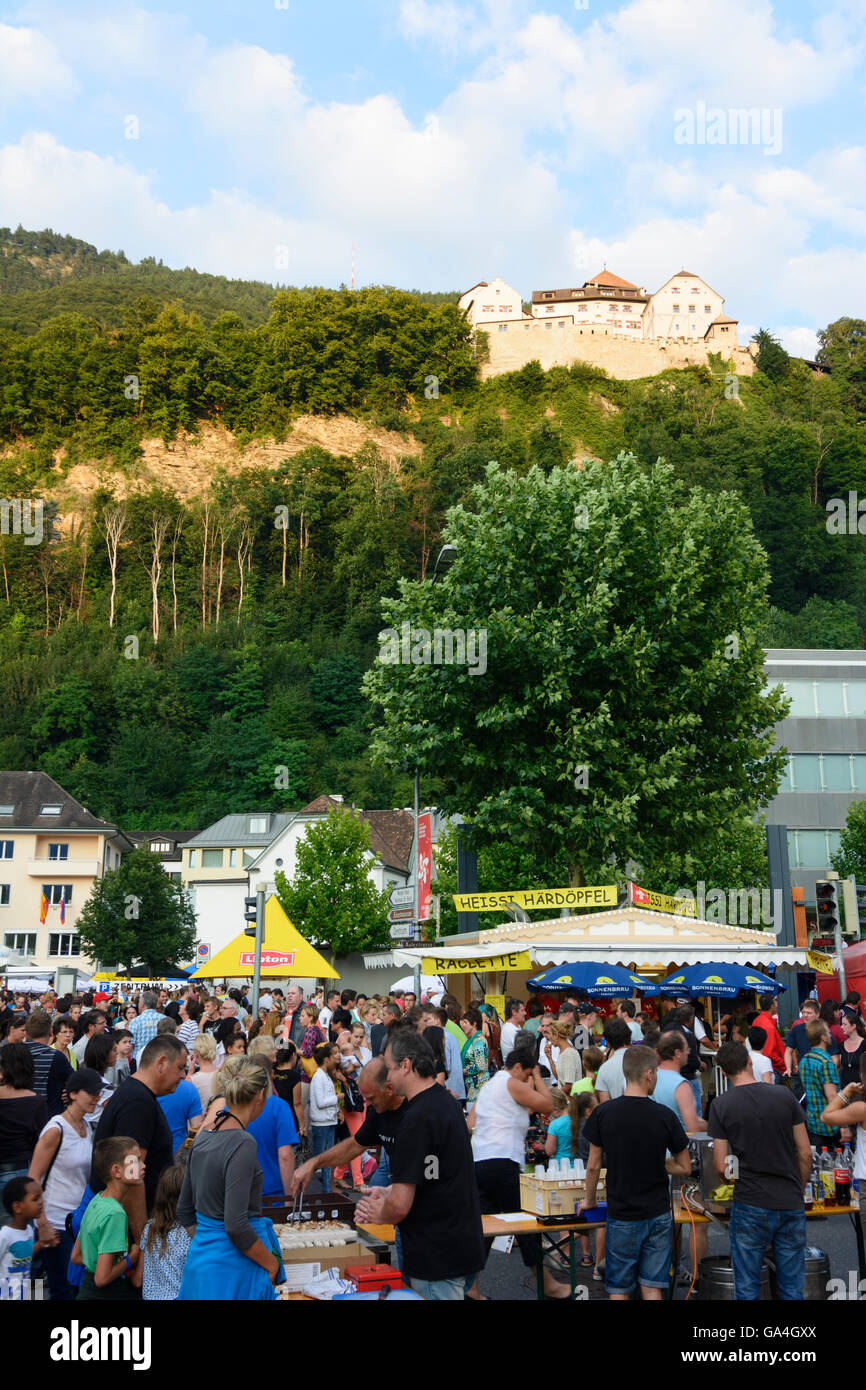 National Day Vaduz Liechtenstein: Stände mit Essen und Blick auf Schloss Vaduz Liechtenstein Stockfoto